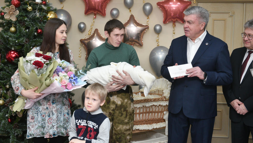 Маме новорожденной девочки вручили 100 тысяч рублей и коробку с необходимыми для младенца вещами.