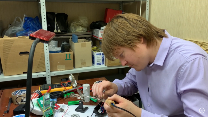 Раздавать технику Рустаму Гаджиеву помогает благотворительный фонд «Счастливый день».