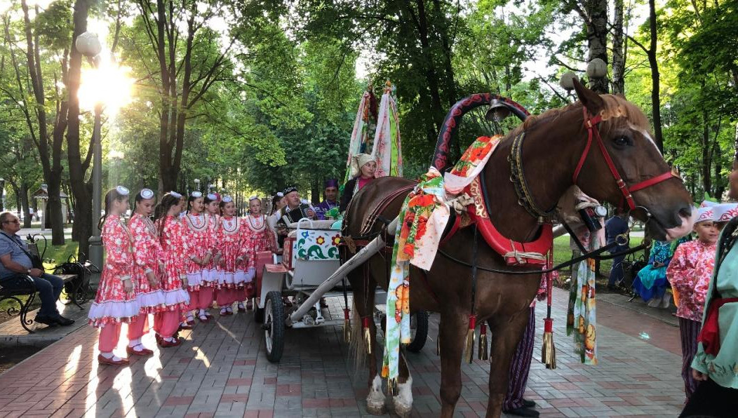 В связи с этим пройдут праздничные вечера на нескольких улицах.