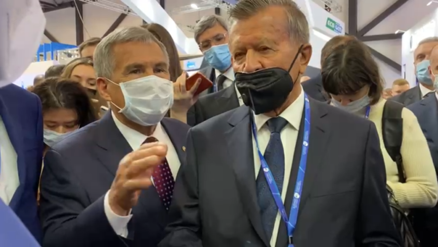 Президент пообщался с&nbsp;главой Совета директоров &laquo;Газпрома&raquo;&nbsp;Виктором Зубковым на выставке X Петербургского Международного газового форума.