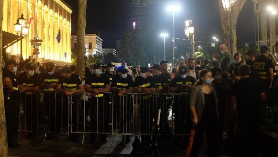 Противники секс-меньшинств прорвались к зданию парламента