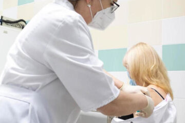 У несовершеннолетних болезнь&nbsp;чаще всего протекает бессимптомно или как ОРВИ.