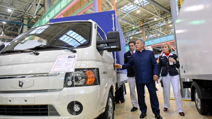 Президент Татарстана выделили завод «КАМАЗ» и компанию «Соллерс».