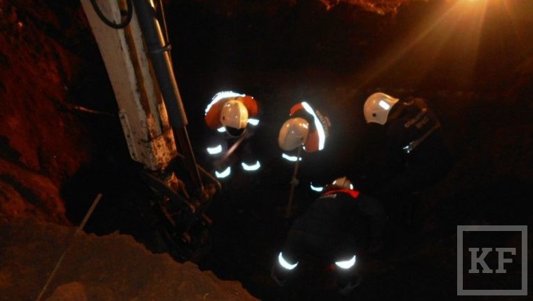 Накануне вечером сотрудники МЧС несколько часов пытались спасти двух электриков