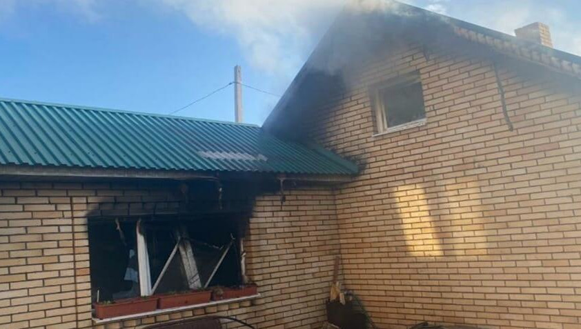 Дознаватели выясняют причину возгорания.