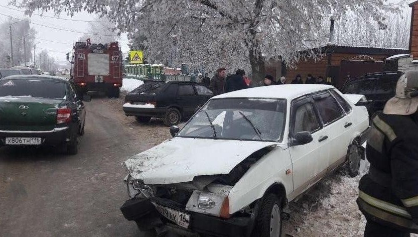 Три дорожные аварии за один день произошли на дорогах Чистополя 16 января. Информацию разместили пользователи соцсетей.
