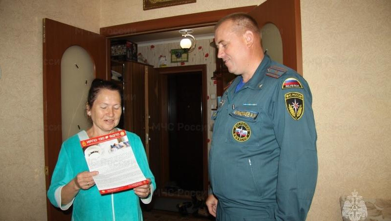 Сотрудники восьмого пожарно-спасательного отряда обходят дома и квартиры