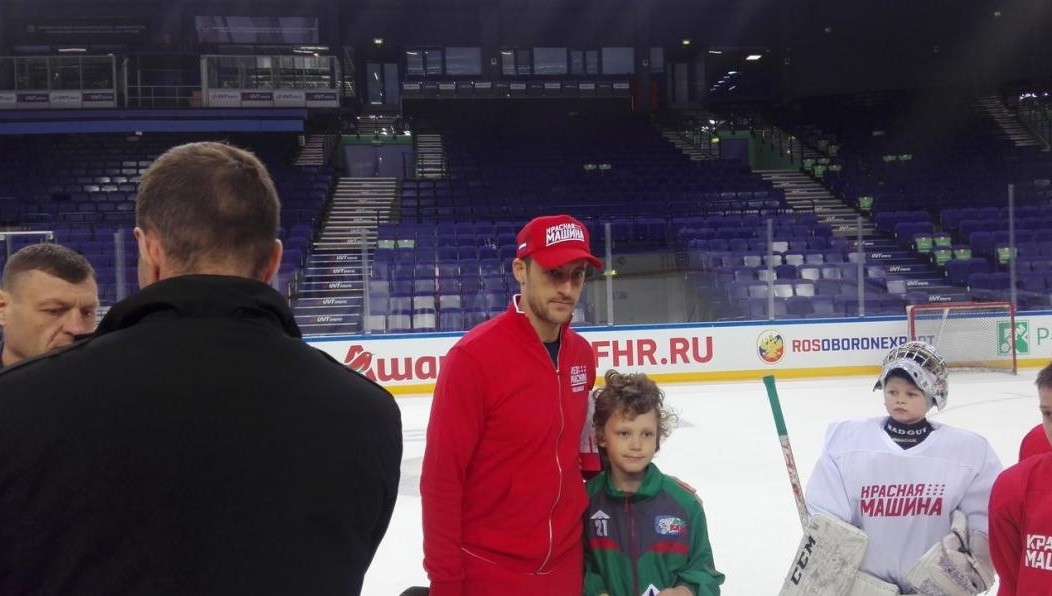 Чемпион России в составе «Ак Барса» провел мастер-класс для учеников казанской «Академии хоккея».