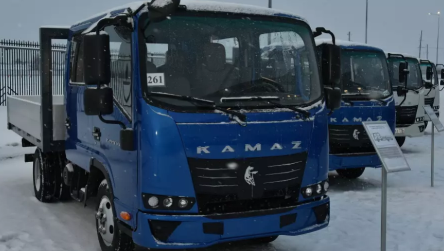 Несколько штук грузовой техники модели &laquo;Компас-5&raquo; выставили около Научно-технического центра в Набережных Челнах.