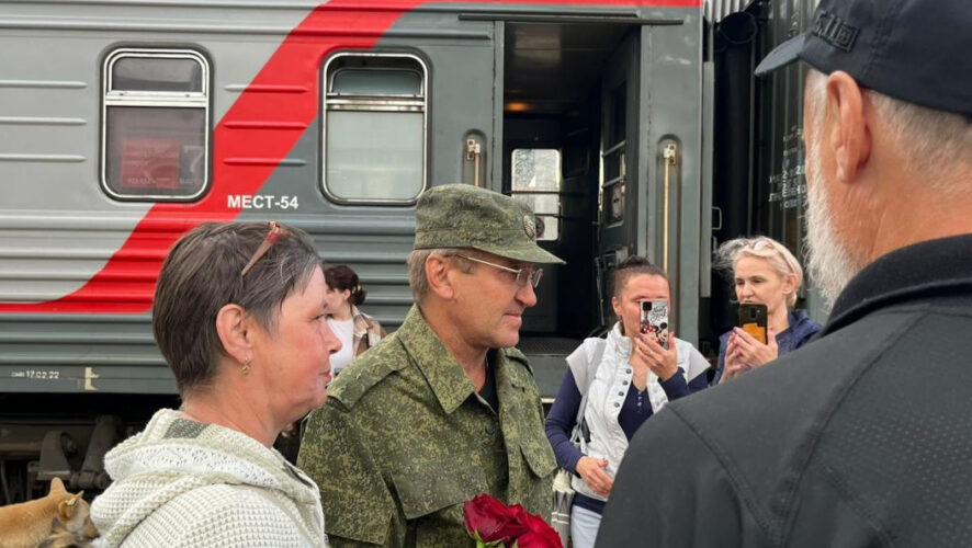 На перроне Эдуарда Комарова встречали&nbsp;близкие и односельчане с шариками