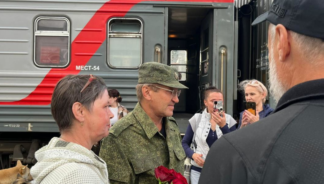 На перроне Эдуарда Комарова встречали близкие и односельчане с шариками