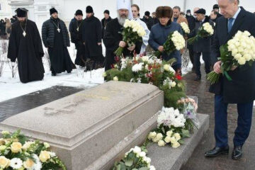 Рустам Минниханов возложил цветы к могиле архипастыря.