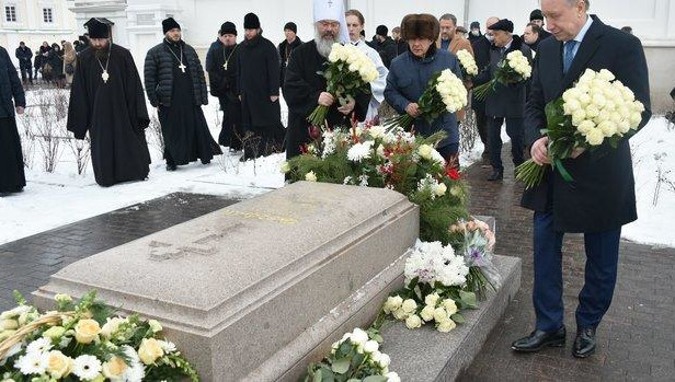 Рустам Минниханов возложил цветы к могиле архипастыря.