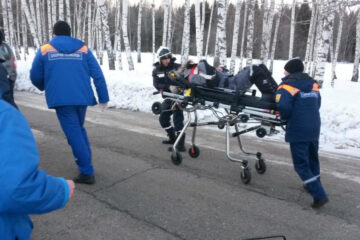 Спасатели передали пострадавшую медикам.