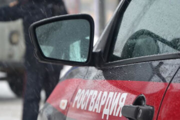 Бойцы Росгвардии отработали десантно-штурмовую операцию.