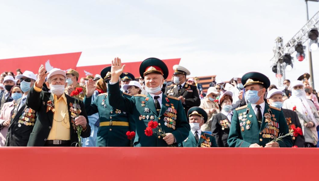 Защитникам Отечества подарили цветы и другие подарки