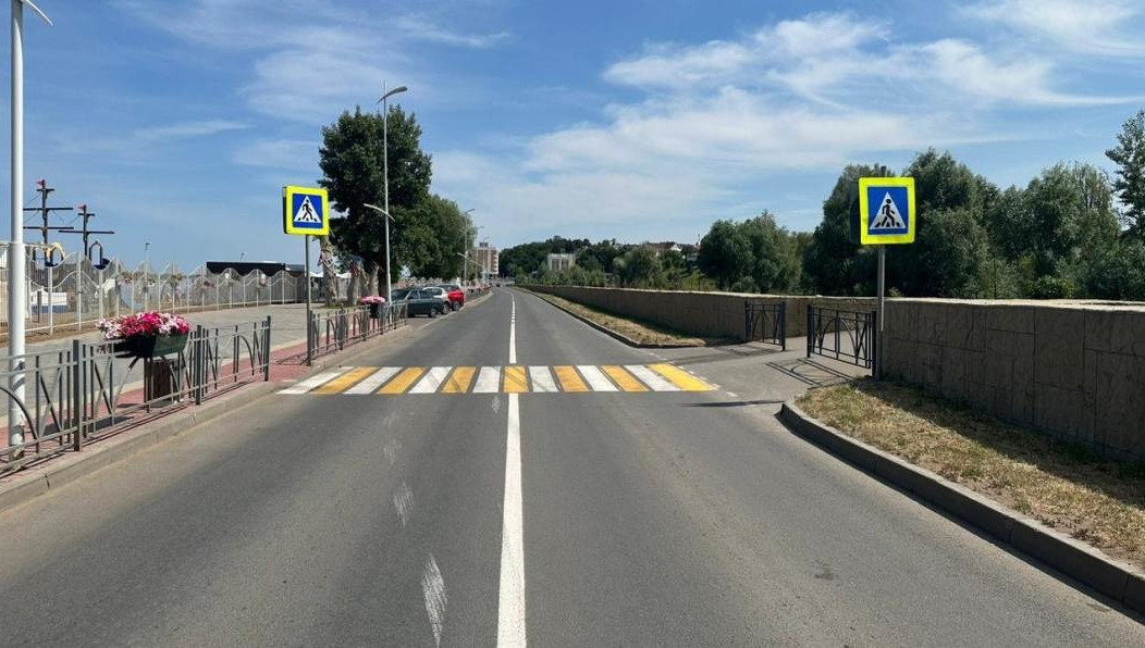 Пенсионер на пешеходном переходе сбил девушку-подростка.