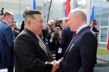 Глава государства н подарил Ким Чен Ыну карабин российского производства.