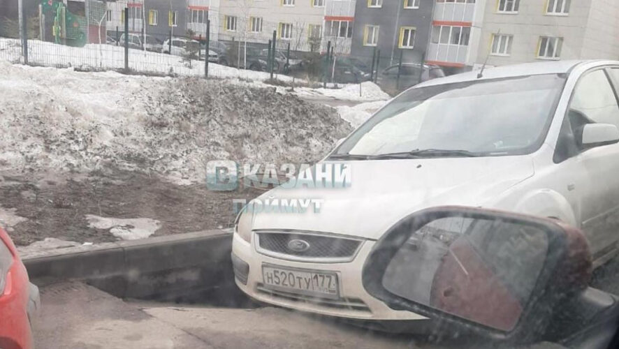 Приезжий из другого города владелец провалившегося колесом автомобиля сильно возмущен дорогами в Казани.