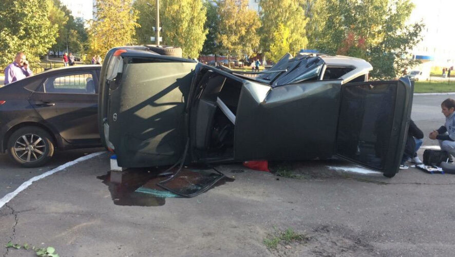 Авария произошла накануне днем на проспекте Шинников.