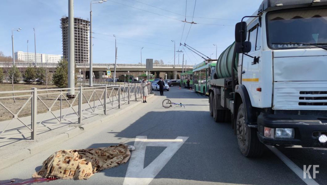 Велосипедист от удара отлетел на 12 метров.