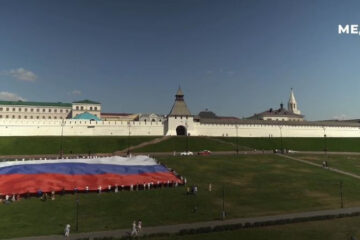 Акция состоялась в честь Дня флага России.