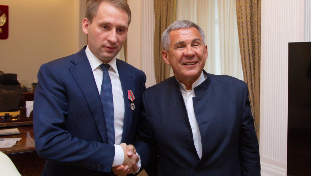 Татарстанский лидер вручил главе Минприроды России Александру Козлову медаль «100 лет образования ТАССР».