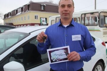 Передовой комбайнер агрофирмы и Буинского муниципалитета Дмитрий Сидоров получил ключи от BMW 525
