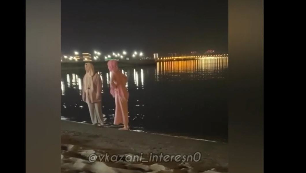 На берегу Казанки девушек за босые ноги обматерили на русском и татарском языках.