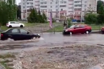 Житель опубликовал видео потопа в соцсетях.