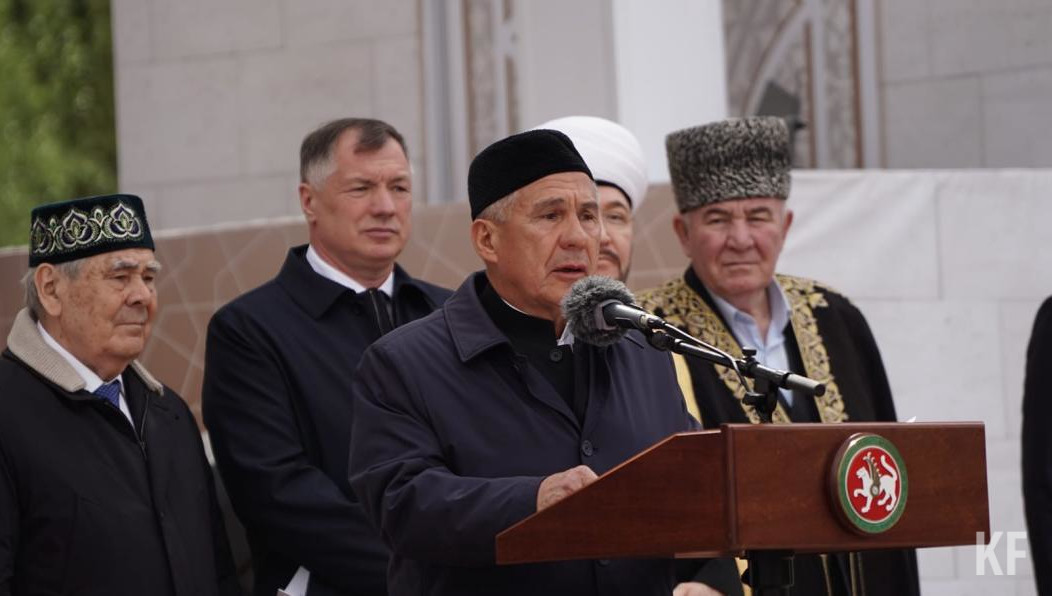 Президент Татарстана принимает участие в закладке первого камня исторического храма.