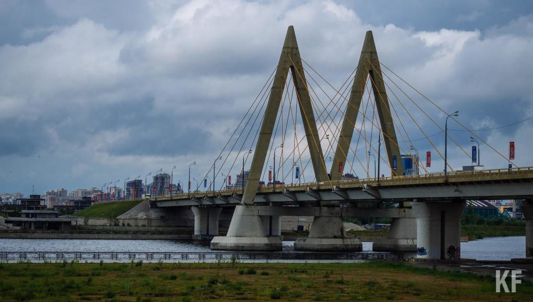 Демонтаж проводят с помощью экскаватора с отбойным молотком.