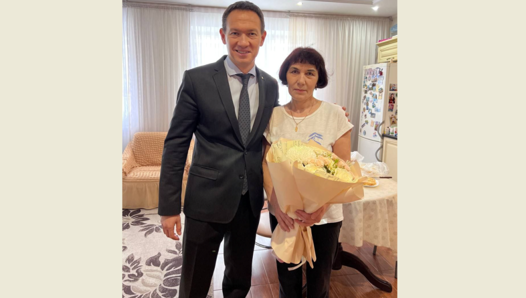 Глава района пришел не с пустыми руками.