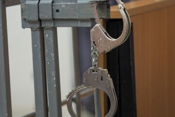 Районный суд Биробиджана заключил обвиняемого под стражу.