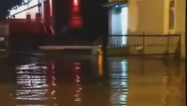 Автомобилисты сняли потоп на видео.