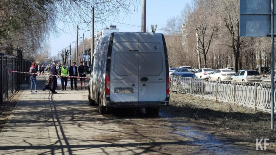 Водитель заехал на тротуар через пешеходный переход