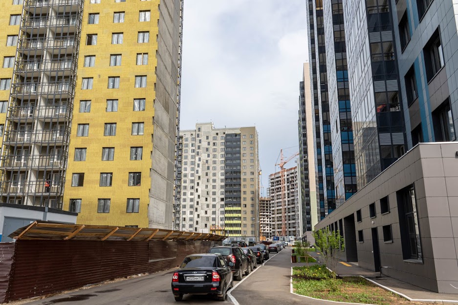 в этом году ипотека продолжит дорожать. В среднем она может вырасти до 8-10%. Это остановит рост цен на недвижимость и сделает инвестиции в нее менее привлекательными.