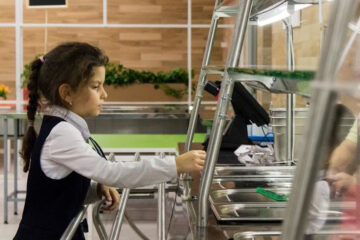 В отдельных учебных заведениях столицы Татарстана нагрузка на столовые в пять раз превышает возможности.
