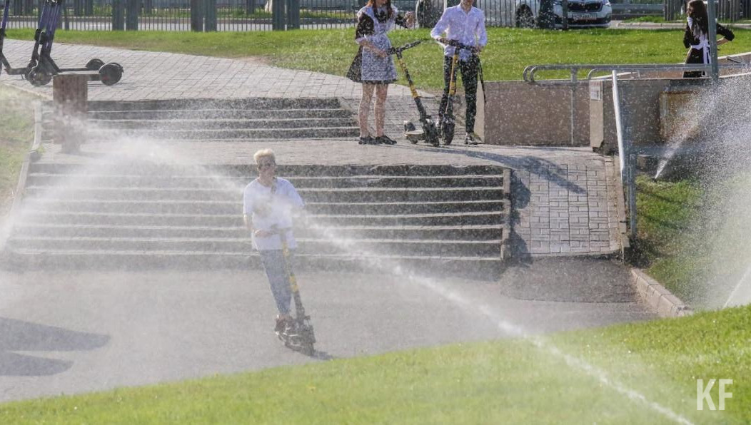 Рабочие обновили гранитную плитку по краям