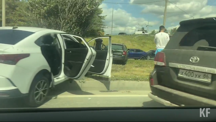 От удара два транспорта слетели с дороги на полосу зеленых насаждений.