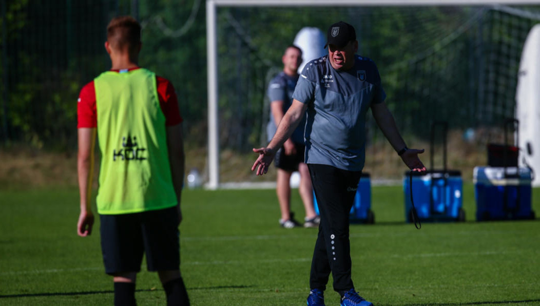 Команда вернётся в Россию чартерным рейсом.