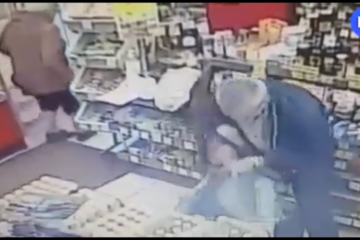 Мужчина ворвался в магазин и нанёс множество ножевых ранений женщине.