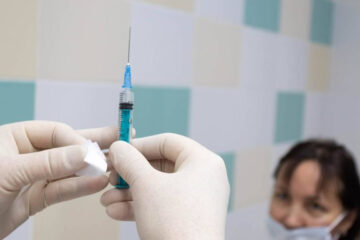 Горожанам доступны два вида вакцины.