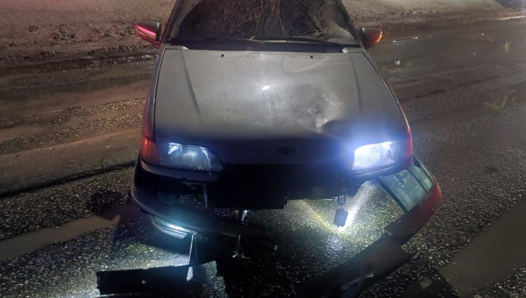 Молодой человек пытался перейти дорогу на красный свет.