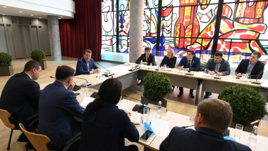 Мэр Казани обсудил с представителями предприятий пищевой промышленности и торговых сетей меры поддержки.
