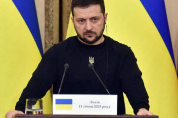 Украинский лидер в 2021 году лично наградил его званием «Герой Украины».