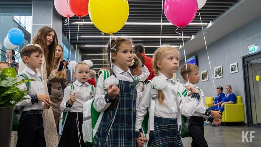 Всего в городе за парты сядут в этом году 20 тысяч первоклассников.
