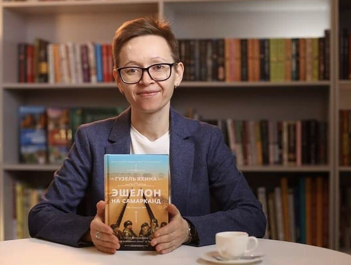 что её выдаёт слабое владение историческими источниками и откровенные фактологические ляпы