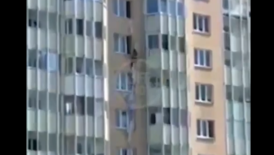 Муж запер ее из-за пристрастия к алкоголю.