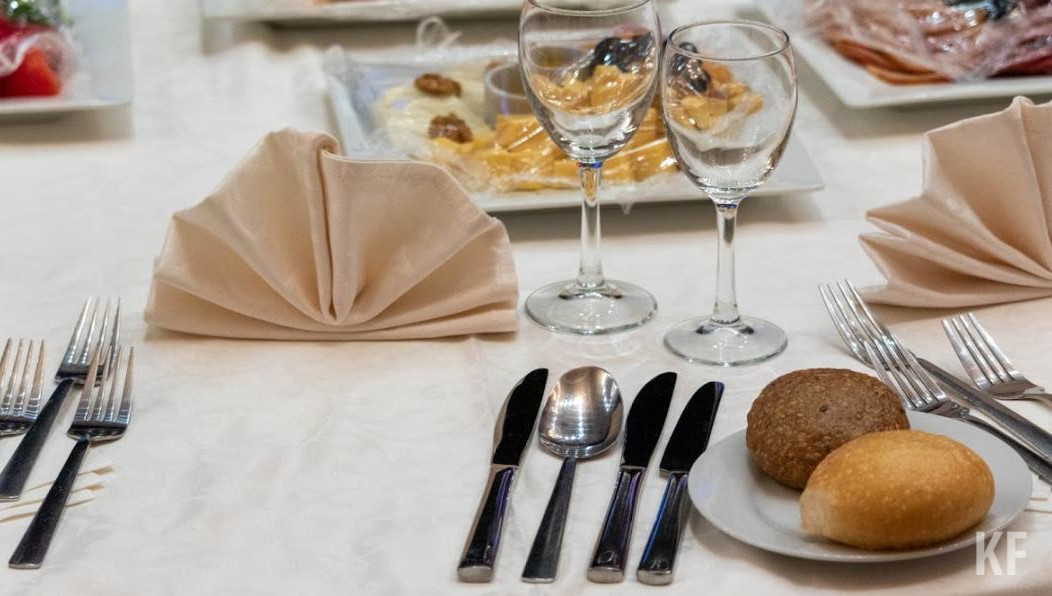 Посетители обратились к врачам с жалобами на тошноту и рвоту.